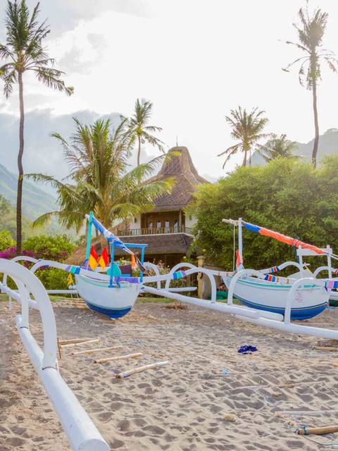 Jukung outrigger boats on the sandy beach in front of Life in Amed